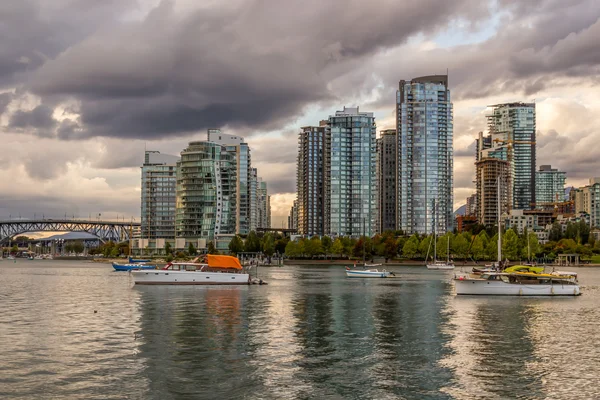 Ванкувер, Канада - 18 сентября 2016 года. Ложный ручей и центр города — стоковое фото