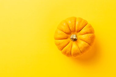 Sarı arkaplan görünümünde izole edilmiş turuncu balkabağı