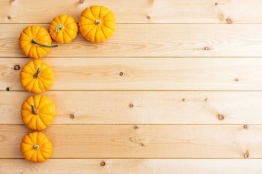 Ahşap arka planda turuncu balkabağı grubu