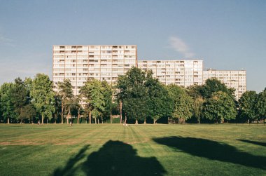 RICHMOND, CANADA - 30 Eylül 2020: Arka planda apartman binaları ile mavi gökyüzünün altındaki şehir parkı.