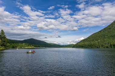 KAMLOOPS, CANADA - 4 Ağustos 2020: Mavi gökyüzü ve beyaz bulutlu Paul Gölü İl Parkı 'ndaki insanlar