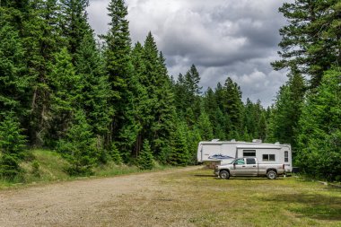 KAMLOOPS, CANADA - 9 Temmuz 2020: Kamp alanı Paul Lake 'deki Klasik Seyahat Karavanı ve Kamyonu.