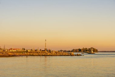 RICHMOND, CANADA - 10 Eylül 2020: Steveston Balıkçılık Anıtı 'nda parlak gün doğumu.