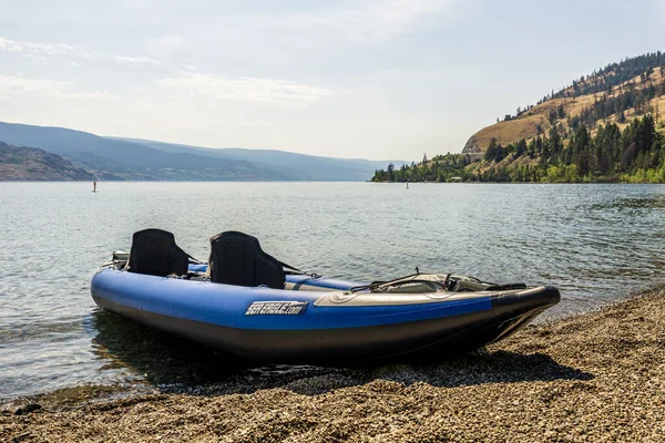 Paz Canadá Agosto 2020 Kayak Inflable Azul Junto Lago Okanagan —  Fotos de Stock