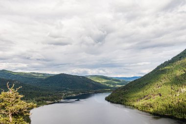KAMLOOPS, CANADA - 8 Temmuz 2020: Yeşil dağlar ve beyaz bulutlu İngiliz Kolombiya Kanada Yaz Saati.