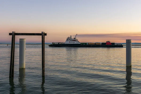 RICHMOND, CANADA - 10 SETTEMBRE 2020: traghetto marittimo sull'ora del tramonto del fiume Fraser nella Columbia Britannica Canada — Foto Stock