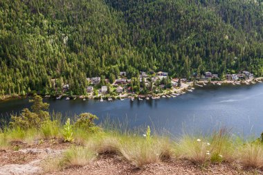 KAMLOOPS, CANADA - 8 Temmuz 2020: Yeşil dağlar ve beyaz bulutlu İngiliz Kolombiya Kanada Yaz Saati.