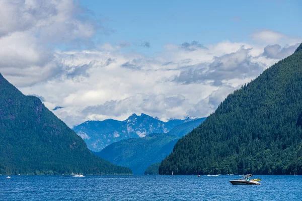 MAPLE RIDGE, CANADA - JUNE 28, 2020: Alouette Lake view from South Beach green mountains and white clouds — Stok Foto
