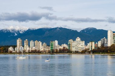 VANCOUVER, CANADA - 21 Kasım 2020: Vancouver üzerinde bulutlu gökyüzü British Columbia, Kanada Vancouver 'dan