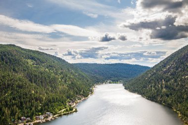 KAMLOOPS, CANADA - 8 Temmuz 2020: Yeşil dağlar ve beyaz bulutlu İngiliz Kolombiya Kanada Yaz Saati.