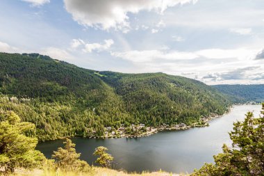 KAMLOOPS, CANADA - 8 Temmuz 2020: Yeşil dağlar ve beyaz bulutlu İngiliz Kolombiya Kanada Yaz Saati.
