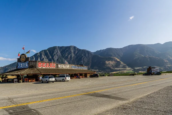 KEREMEOS, CANADA - AUGUST 03, 2020: Panoramic view of the Bears Fruit Stand against the mountains — Fotografia de Stock