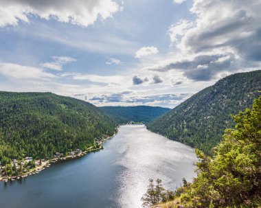 KAMLOOPS, CANADA - 8 Temmuz 2020: Yeşil dağlar ve beyaz bulutlu İngiliz Kolombiya Kanada Yaz Saati