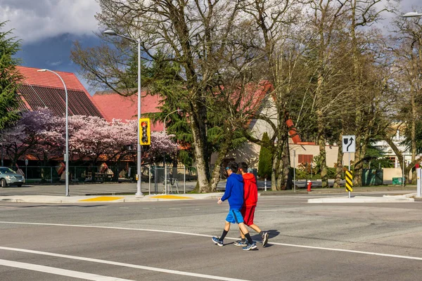 Richmond Canadá Abril 2020 Dos Jóvenes Caminando Cruzando Calle Primavera —  Fotos de Stock