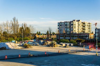 VANCOUVER, CANADA - Mart 06, 2020: Vancouver şehrindeki Oakridge AVM inşaat makinelerinde büyük bir şantiye.