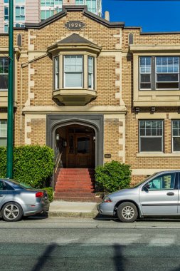 VANCOUVER, CANADA - 14 Nisan 2020: şehir merkezinde insanların yaşamadığı sokak ve arka sokak manzarası.