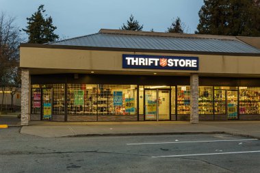 SURREY, CANADA - Kasım 07, 2019: ışıklarla aydınlatılmış sabahın erken saatlerinde alışveriş merkezi.