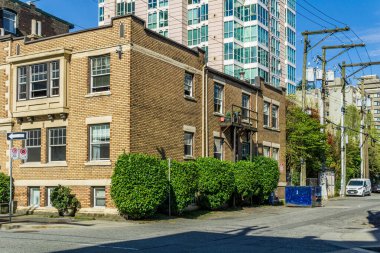VANCOUVER, CANADA - 14 Nisan 2020: şehir merkezinde insanların yaşamadığı sokak ve arka sokak manzarası.