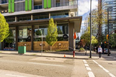 VANCOUVER, CANADA - 14 Nisan 2020: şehir merkezinde ticari binalarla sokak manzarası.