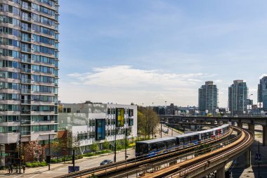 VANCOUVER, CANADA - 14 Nisan 2020: SkyTrain hızlı ulaşım sistemi şehir merkezindeki demiryolu yükseltildi.