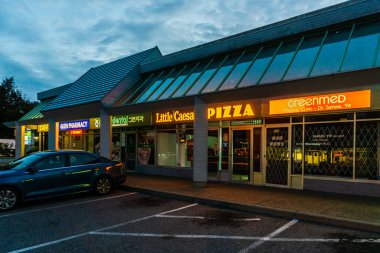 COQUITLAM, CANADA - 01 Ekim 2019: Küçük Sezar pizzası ve diğer dükkanlar Coquitlam Alışveriş Merkezi.