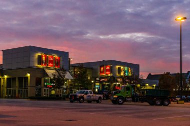 COQUITLAM, CANADA - Ekim 01, 2019: Taze pizza ve diğer dükkanlar Coquitlam Alışveriş Merkezi.