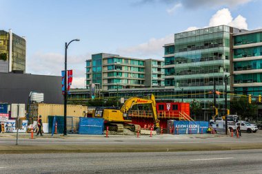 VANCOUVER, CANADA - 19 Temmuz 2019: Cambie caddesi ve batı Broadway 'de yeni bir bina inşaatı.