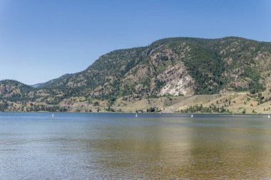 Skaha Gölü 'nde güneşli güzel bir gün.