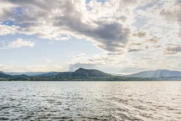 Vacker Okanagan sjö med blå himmel och vita moln sommardag. — Stockfoto