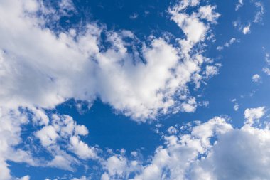 Beyaz bulutlu mavi gökyüzü soyut arkaplan veya doku.