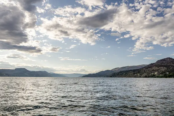 Hermoso lago Okanagan con cielo azul y nubes blancas día de verano. — Foto de Stock