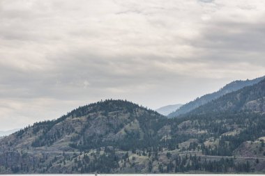 Okanagan vadisindeki dağlar ve bulutlu gökyüzü.