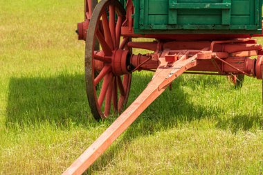 Yazın güneşli bir günde yeşil çimlerde antika bir araba..