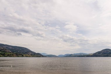 Sabah sakin göl manzarası bulutlu gökyüzü Britanya Kolombiyası Kanada