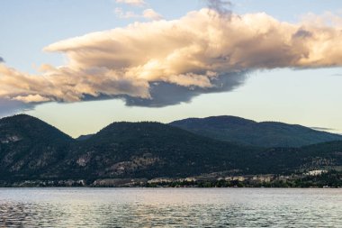 Kanada gölü için güzel manzara Gökyüzünde bulutlar.