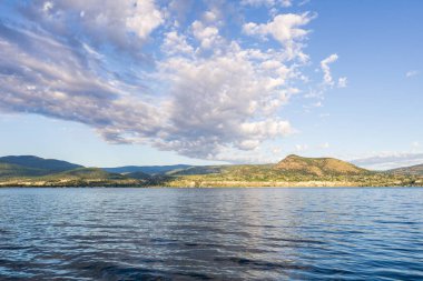 Britanya Kolumbiyası 'ndaki güzel sakin göl Kanada' nın sabah bulutları gökyüzünde.