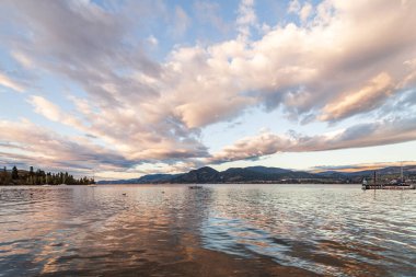 Britanya Kolumbiyası 'ndaki güzel sakin göl Kanada' nın sabah bulutları gökyüzünde.