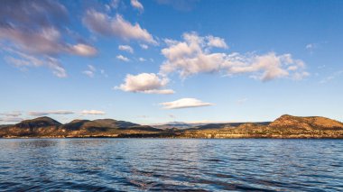 Britanya Kolumbiyası 'ndaki güzel sakin göl Kanada' nın sabah bulutları gökyüzünde.