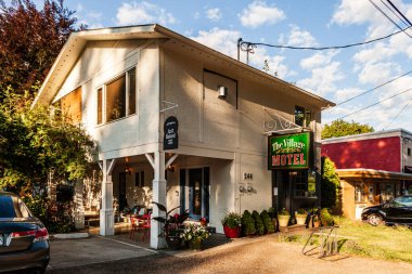 NARAMATA, CANADA - 5 Temmuz 2020: güneşli bir sabahta modern kaldırım kafe restoranı