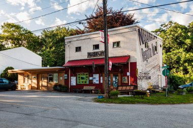 NARAMATA, CANADA - 5 Temmuz 2020: Eski binalar ve yeşil ağaçlarla kentin ana caddesi
