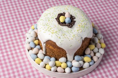 Geleneksel Paskalya pastası veya ev yapımı yumurta ve tatlı ekmek..