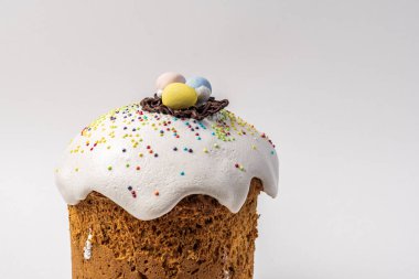 Beyaz arka planda izole edilmiş Paskalya pastası Ortodoks şenlik ekmeği.