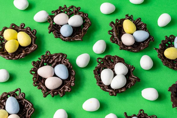 Pequenos Ovos Páscoa Ninhos Chocolate Uma Decoração Fundo Verde — Fotografia de Stock