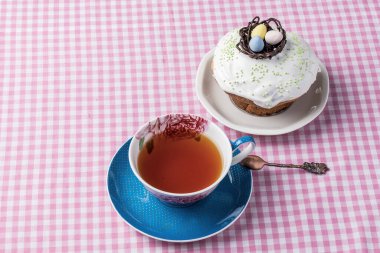 Geleneksel Paskalya pastaları ev yapımı pasta ve bir fincan çay..