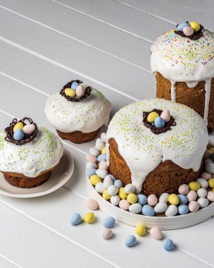 Beyaz arka planda birkaç geleneksel Paskalya pastası ve şeker yumurtası ev yapımı pastalar..