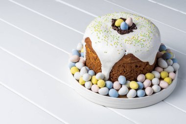 Geleneksel Paskalya pastası ya da beyaz arka planda tatlı ekmek..