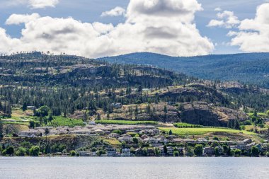 PENTICTON, CANADA - 04 Temmuz 2020: göl kenarındaki tepedeki parlak güneşli sabah manzaralı evler.
