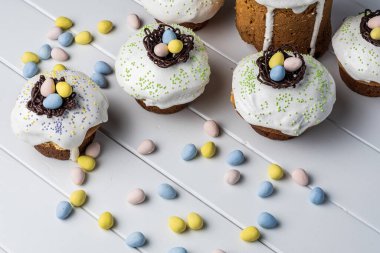 Beyaz arka planda birkaç geleneksel Paskalya pastası ve şeker yumurtası..