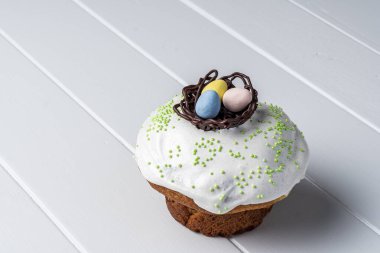 Beyaz zemin üzerinde Paskalya pastası Geleneksel Ortodoks festival ekmeği.