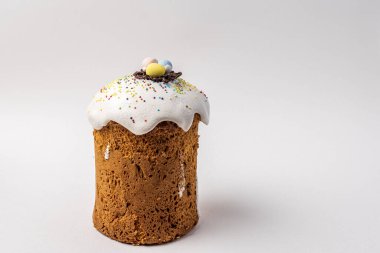 Beyaz arka planda izole edilmiş Paskalya pastası Ortodoks şenlik ekmeği.